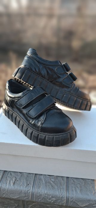 Стильні лаковані кросівки фірми Bayrak  31 розміру