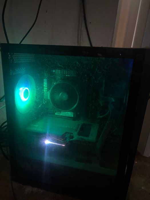 Setup Gaming Completo com 2 monitores, 1 teclado e 1 webcam