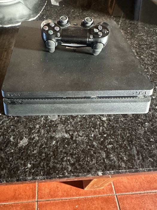 Ps4 com pouco uso com um comando
