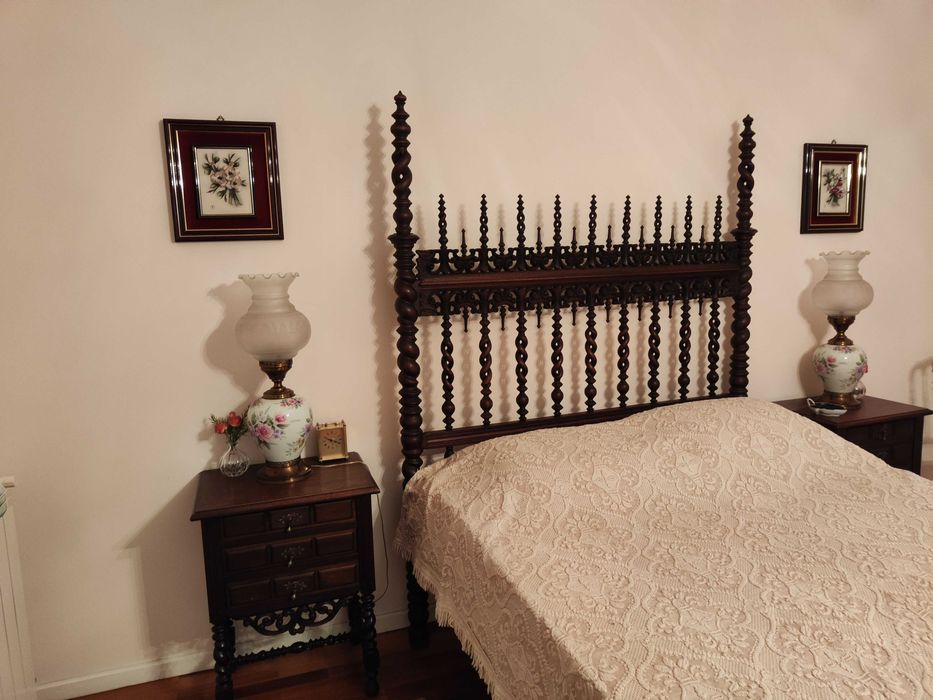 Mobília de quarto em madeira maciça