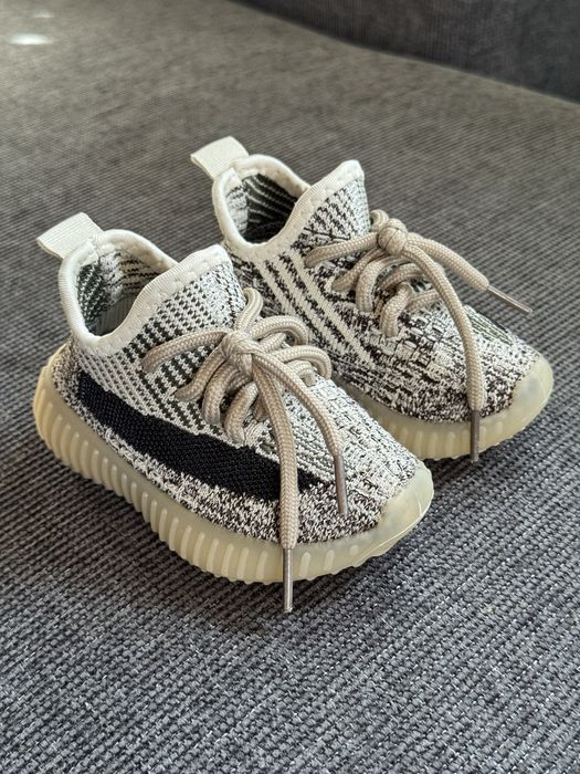 Кросівки дитячі Yeezy 350 розмір 21(13,5)