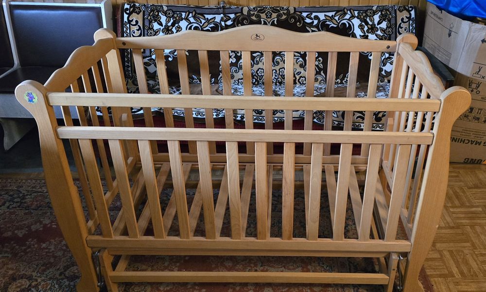 Дитяче ліжечко з гойдалкою