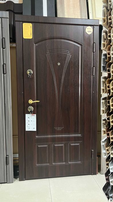 Двері Вхідні в квартиру, 960*2030 мм. Праві. Конструкція з труби 2 мм. Колір Горіх Темний.