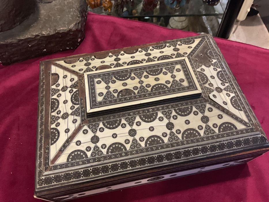 Caixa indiana sândalo toda trabalhada ,26x19x10 cm ,