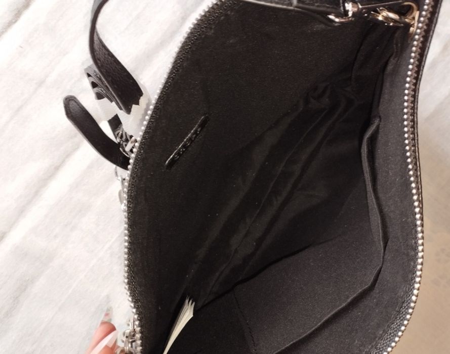 Stylowa czarna torebka z łańcuchem – Cropp