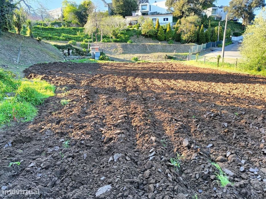 Terreno em Oliveira do Douro, para Construção de uma Moradia Isolada,