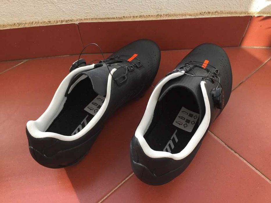 SALDOS -- sapatos ciclismo nr. 42 grande com encaixes tipo shimano