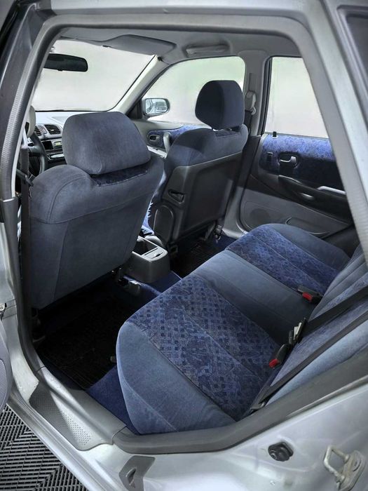 Mazda 323 F 1.3 GLX, prata, 205.000km, 1998, Muito Bom Estado