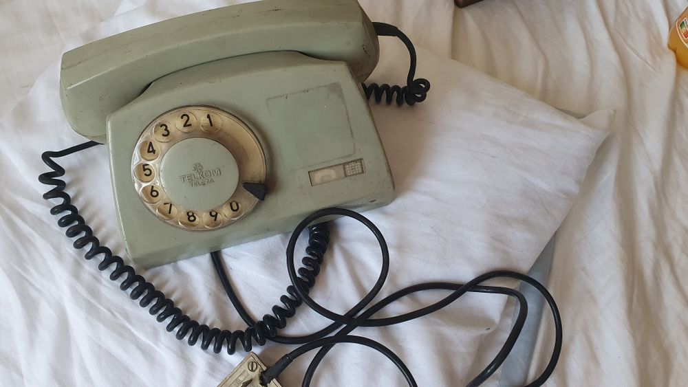 Szary telefon stacjonarny w stylu retro
