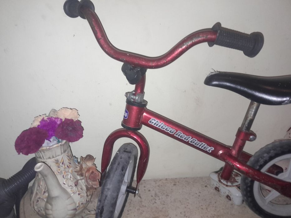 Bicicleta/ triciclo de crianca 3/ 4 anos  5€