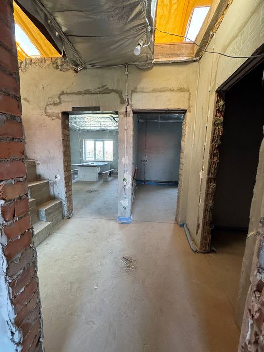 Продаж котеджу з частковим ремонтом 154 м.кв., вул. В. Івасюка