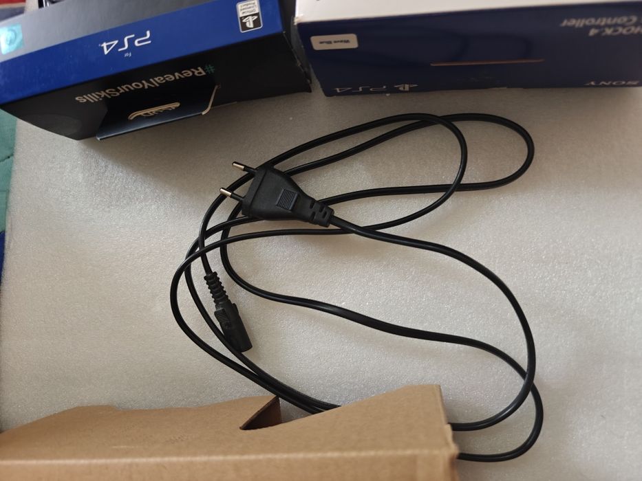 PlayStation 4 (PS4) em muito bom estado com caixa e 2 comandos