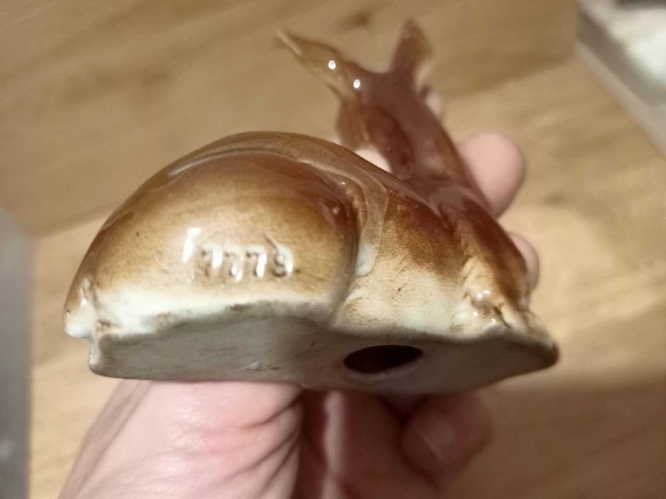 Figurka porcelanowa leżącej sarenki z numerem