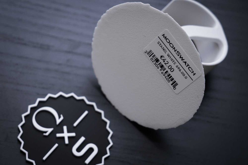 Omega x Swatch MoonSwatch - stojak na zegarek w kształcie księżyca!