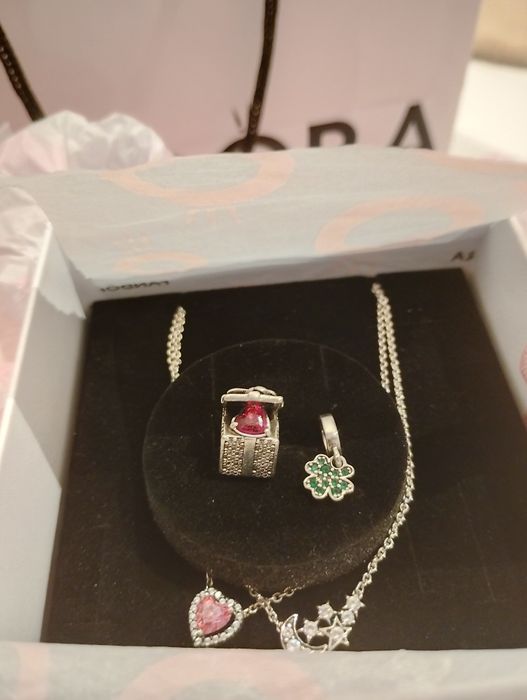 2 Colares Pandora, com 2 berloque