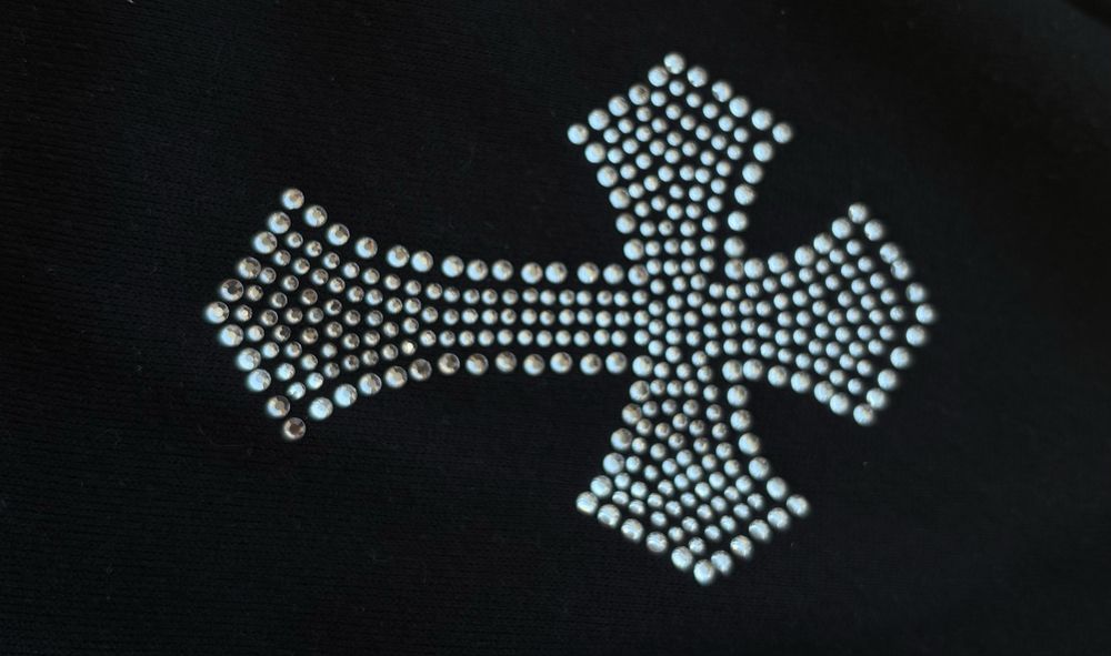 Чорне худі з блискавкою, капюшоном та декоративними стразами