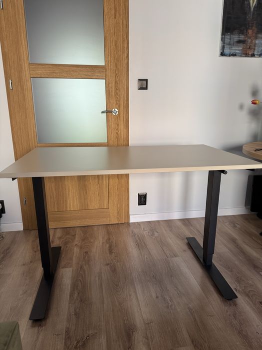 Beżowe podniszone biurko IKEA Trotten