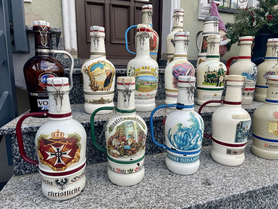 Kolekcja starych butelek po piwie.