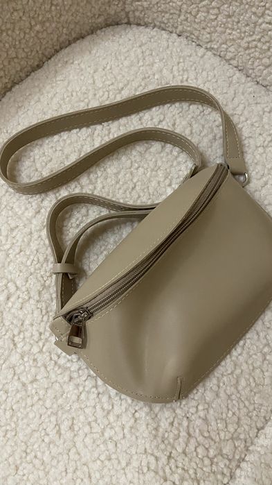 Бежева сумочка через плече