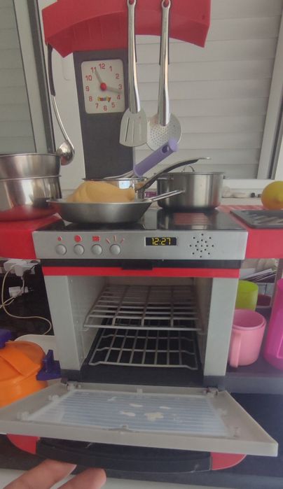 Cozinha de brincar com vários utensílios