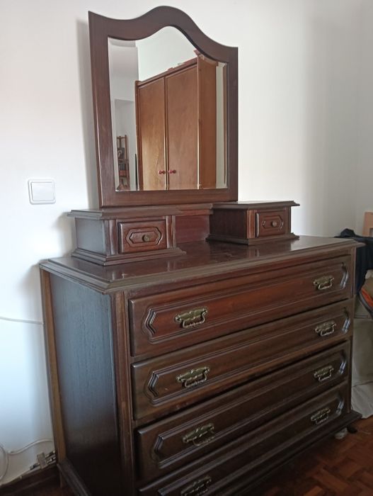 Cómoda antiga de quarto com espelho. Madeira de excelente qualidade.