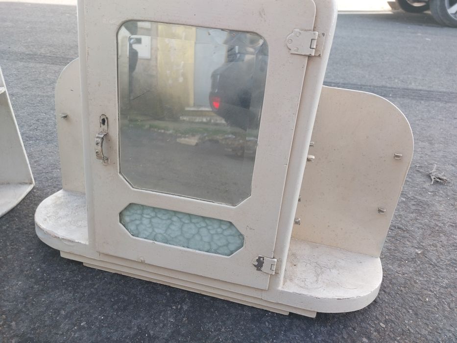 Conjunto de 2 antigas farmácias de casa de banho