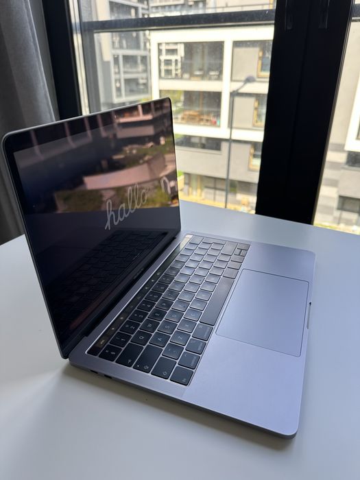 MacBook Pro 13″ 2019 – Touch Bar – Intel i5 – 8 GB RAM – 128 GB SSD