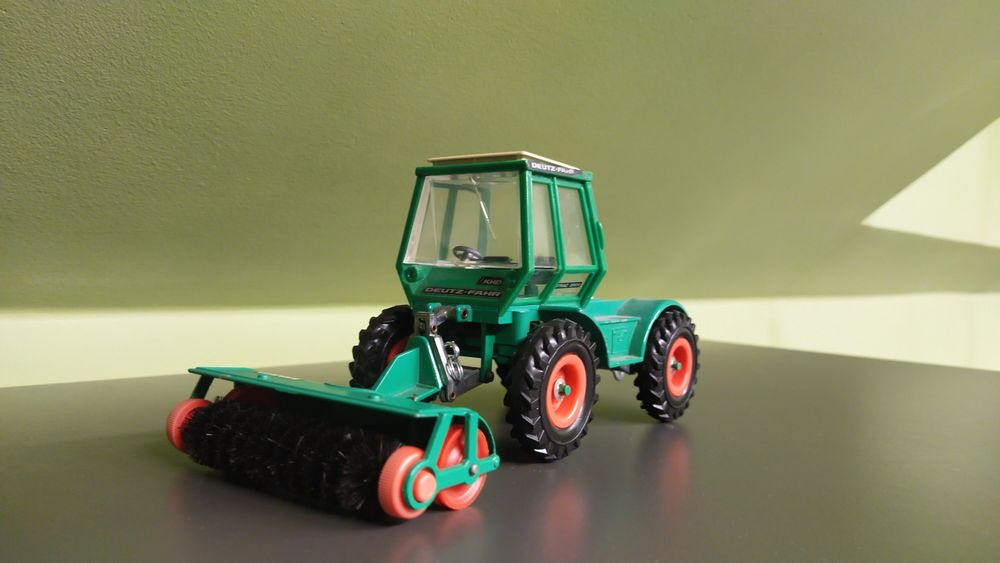 Gama traktor Deutz Fahr plus zamiatarka jak siku Britains 1 32