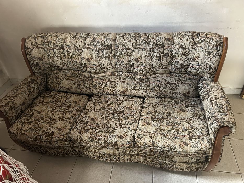 Sofa cama, mesa com braseiro, mesa apoio e duas cadeiras