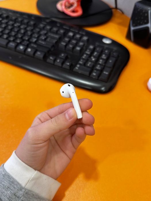 Навушник airpods лівий