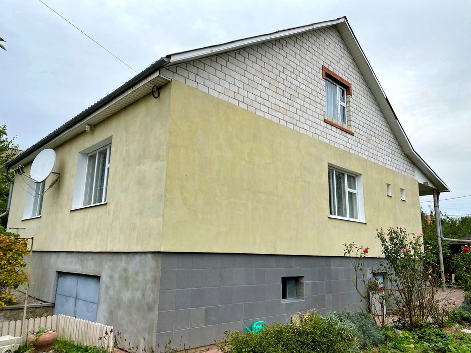 Приватний цегляний утеплений будинок