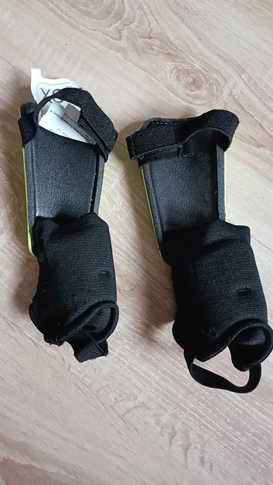 NIEUZYWANE ochraniacze pilkarskie kipsta dziecięce