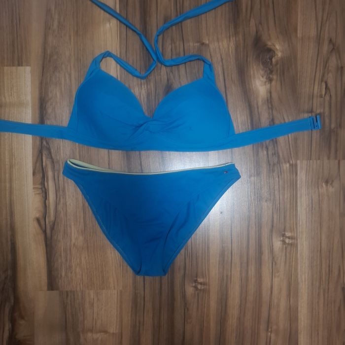 Купальник роздільний.