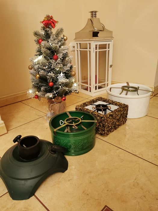 Stojaki pod choinki  z pojemnikiem na wodę. Odbiór osobisty