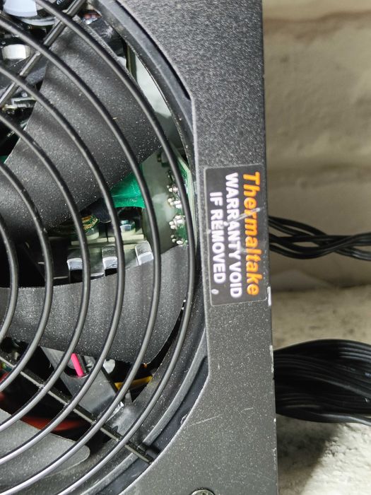 Блок живлення Thermaltake 530W 87 PLUS SPS-530W у робочому стані