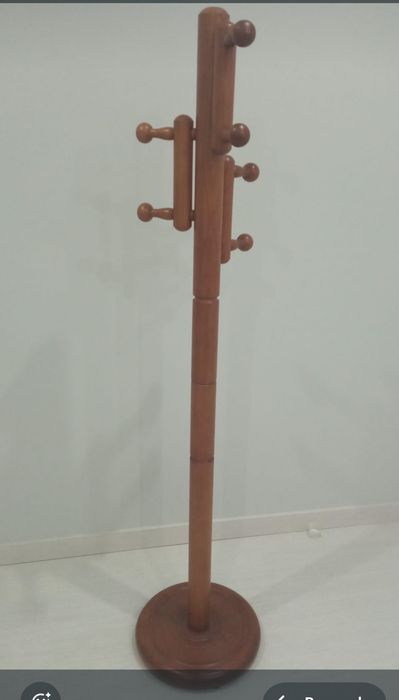 Mesinha de cabeceira, cabide e cama para quarto de criança/solteiro