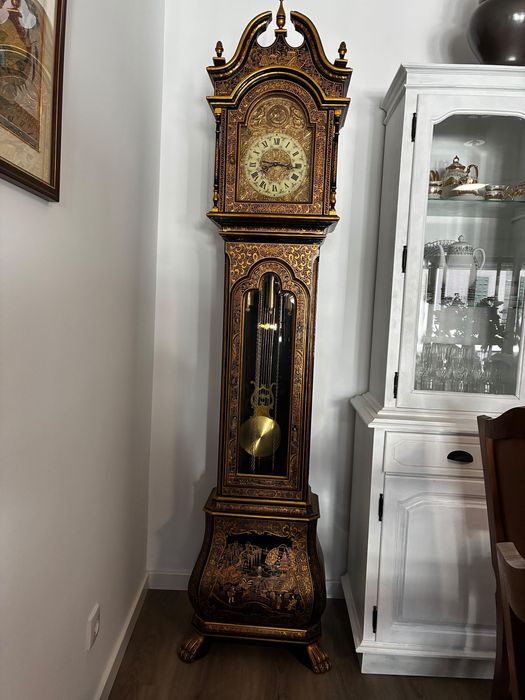 Dois relógios de sala antigos