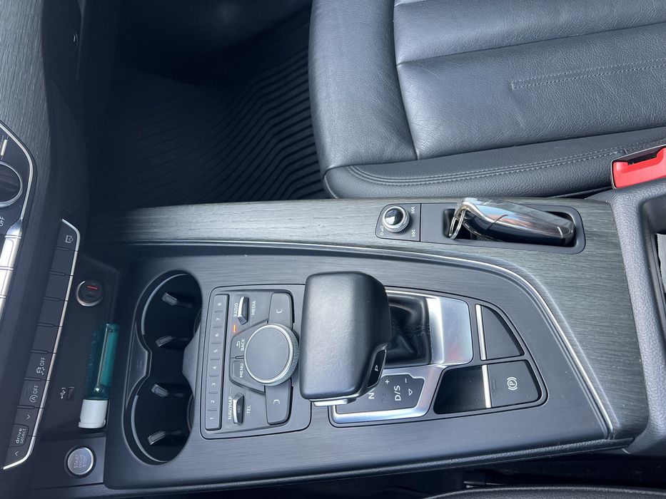 Автомобіль AUDI A4B9