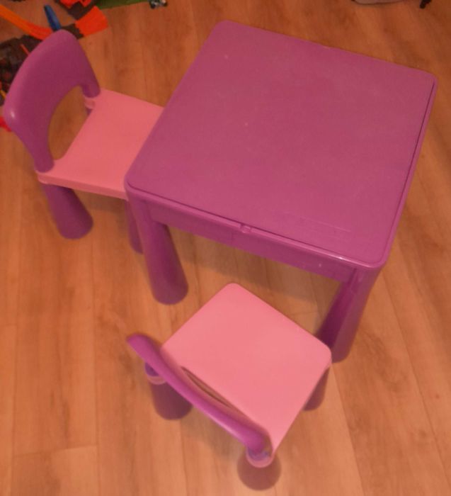 Stolik i dwa krzesełka dla dziecka
