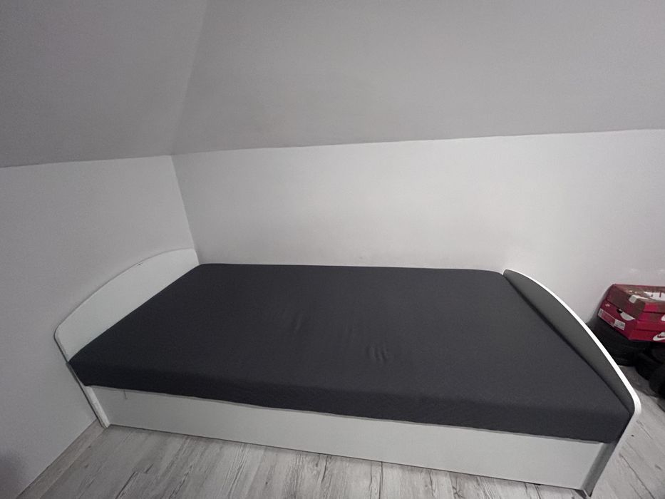 Łóżko z materacem