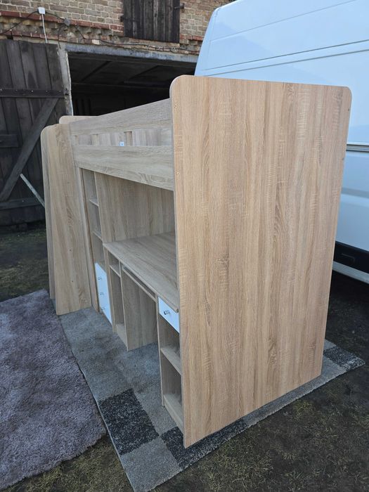 Łóżko piętrowe typu antresola z wbudowanym biurkiem i szafkami