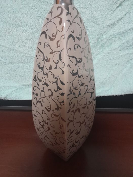 Duży dekoracyjny wazon ceramiczny.