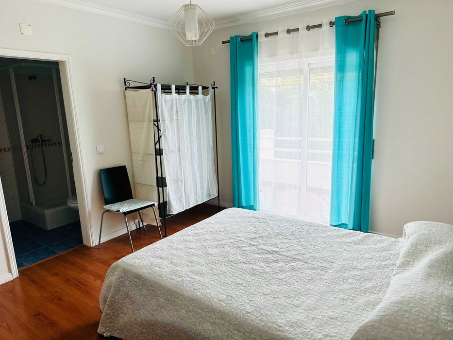 Grandes áreas/remodelado em condomínio Fechado com Garagem