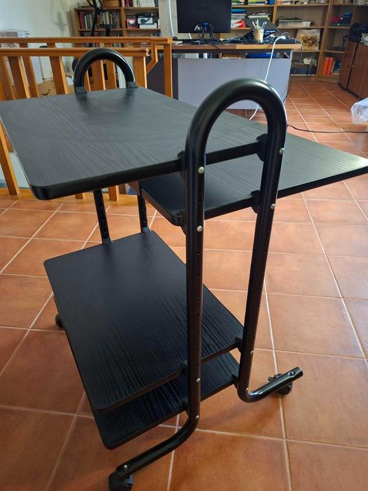 Secretária com Prateleiras Reguláveis e Rodas – Excelente Estado