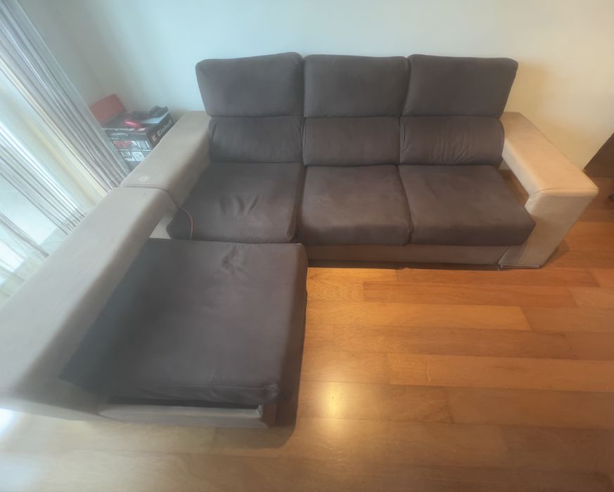 Sofá em tecido microfibra