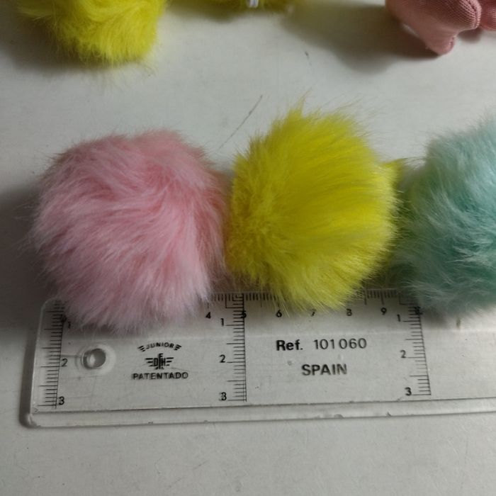 40 pompons de pelúcia com anilha de elástico