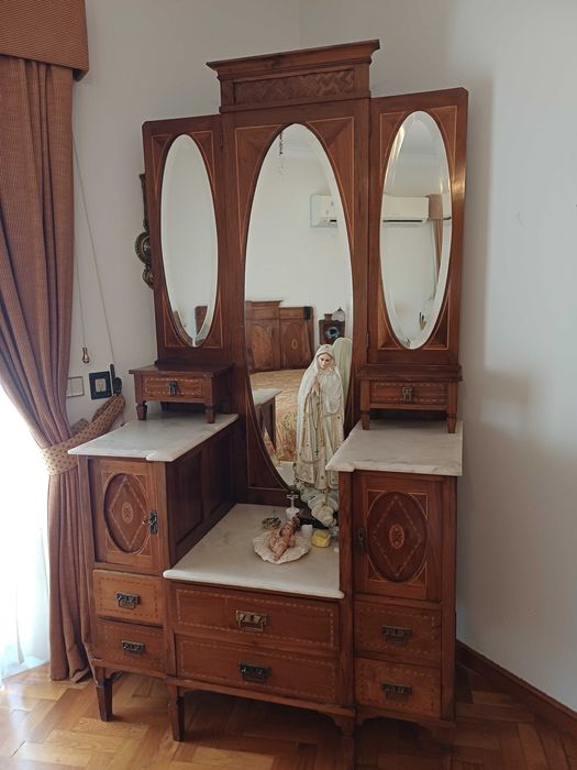Móvel de quarto, lindissimo, madeira maciça D. Maria