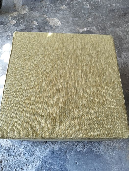 Puff em tons de amarelo forrado