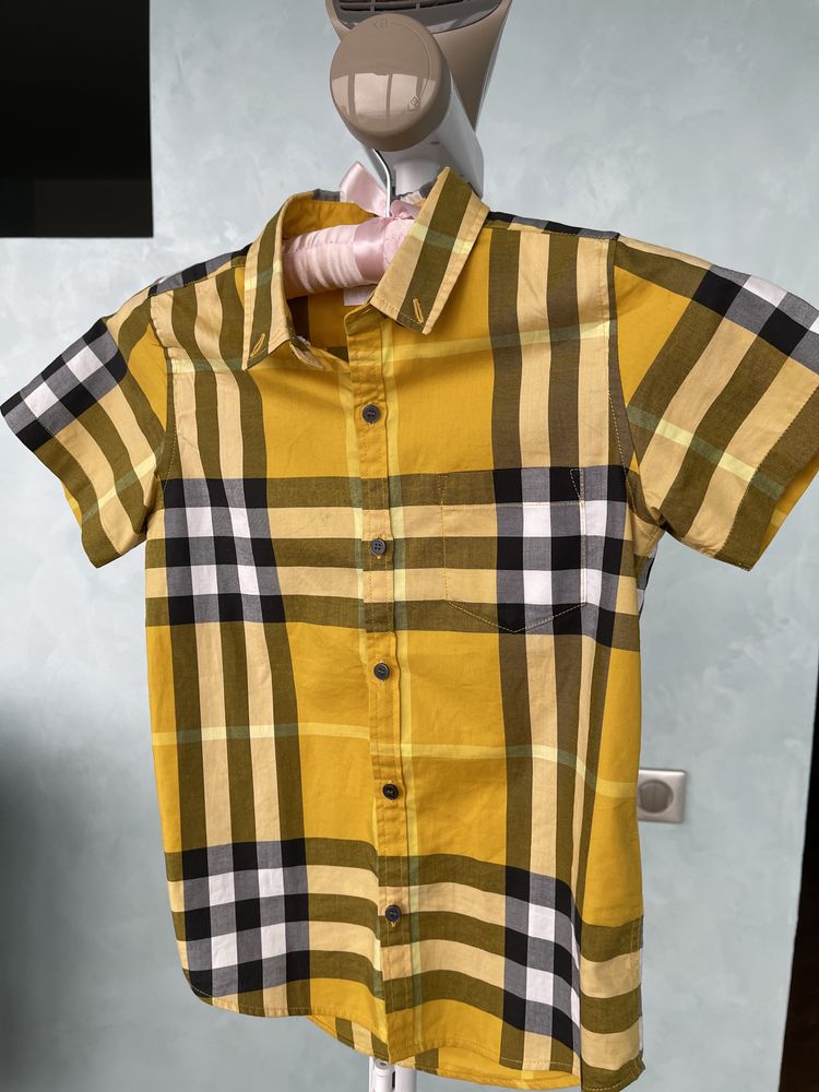 BURBERRY 8 2 000 .
