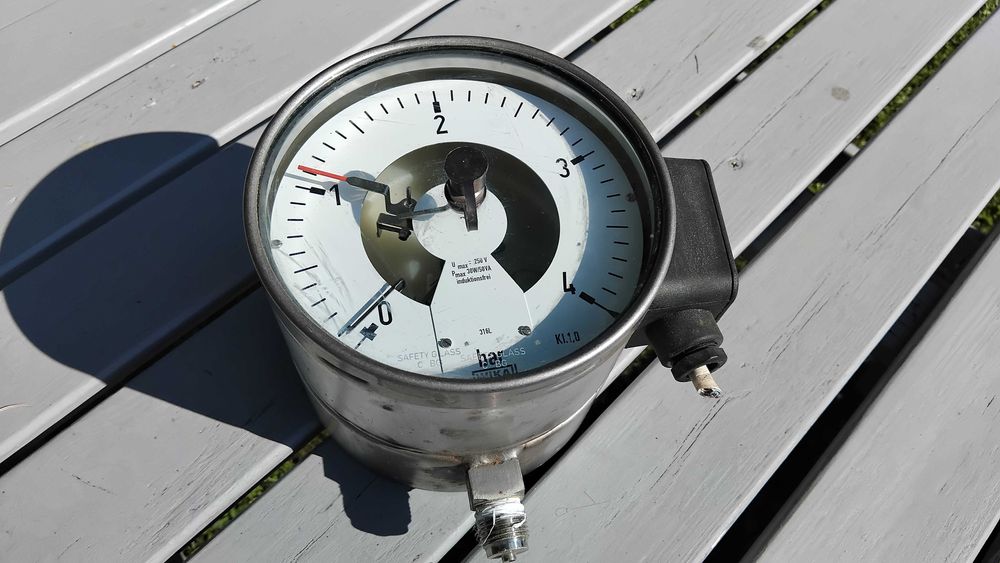 Manometr kontaktowy WIKA,TYP 232.30.160 do instalacji gazowej.